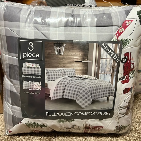 3 piece full/queen reversible comforter and Shams. Machine washable.